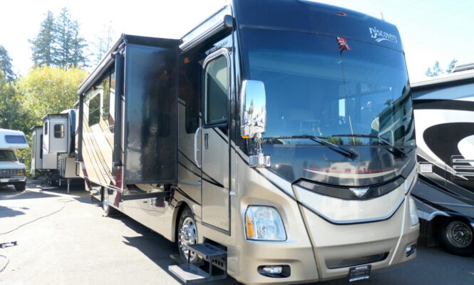 2015 DISCOVERY 37R Bus by Fleetwood, Cummins 380HP, 4-Slide-Outs, Fully Deleted-Image