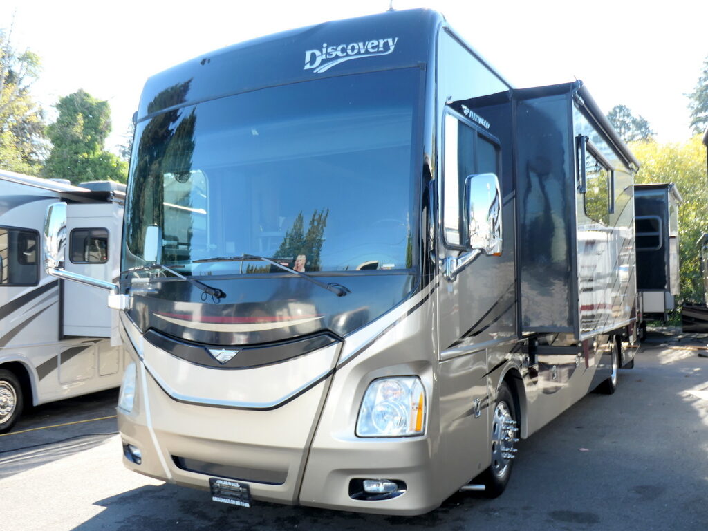 2015 DISCOVERY 37R Bus by Fleetwood, Cummins 380HP, 4-Slide-Outs, Fully Deleted-Image