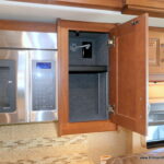 2015 DISCOVERY 37R Bus by Fleetwood, Cummins 380HP, 4-Slide-Outs, Fully Deleted-Thumbnail