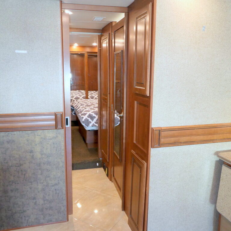 2015 DISCOVERY 37R Bus by Fleetwood, Cummins 380HP, 4-Slide-Outs, Fully Deleted-Image