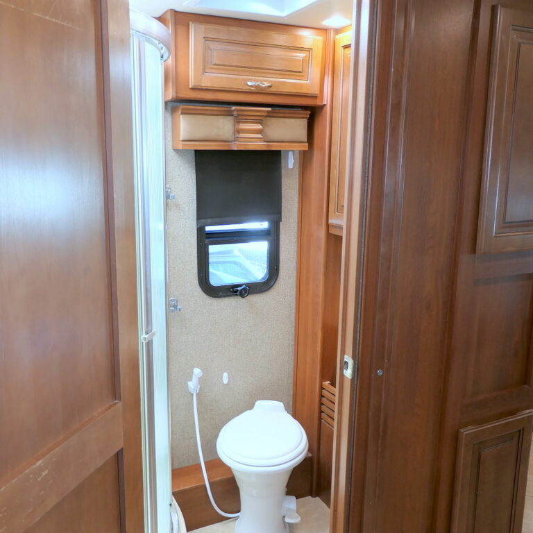 2015 DISCOVERY 37R Bus by Fleetwood, Cummins 380HP, 4-Slide-Outs, Fully Deleted-Image