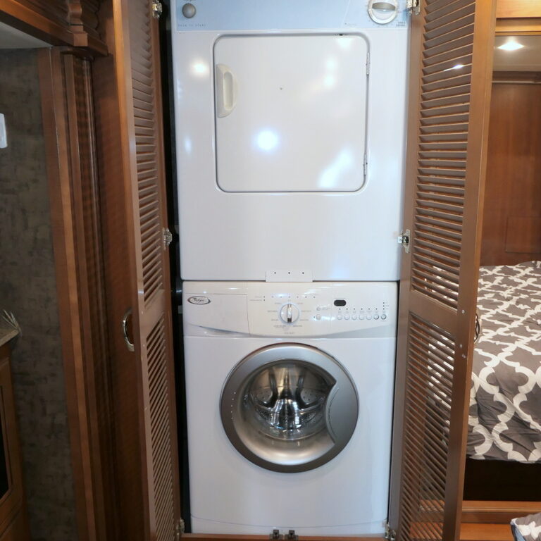 2015 DISCOVERY 37R Bus by Fleetwood, Cummins 380HP, 4-Slide-Outs, Fully Deleted-Image