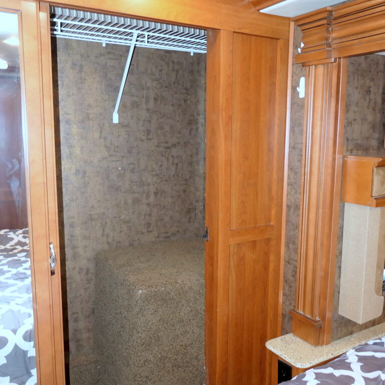 2015 DISCOVERY 37R Bus by Fleetwood, Cummins 380HP, 4-Slide-Outs, Fully Deleted-Image