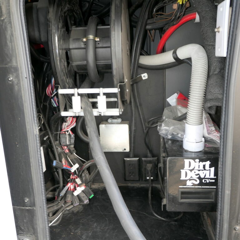 2015 DISCOVERY 37R Bus by Fleetwood, Cummins 380HP, 4-Slide-Outs, Fully Deleted-Image
