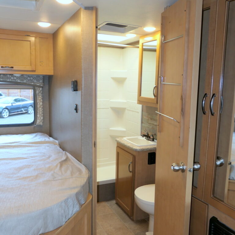 2017 CHATEAU 22E Class-C, By Thor Motor Coach, Sleeps-6, Chevy V-8-Image