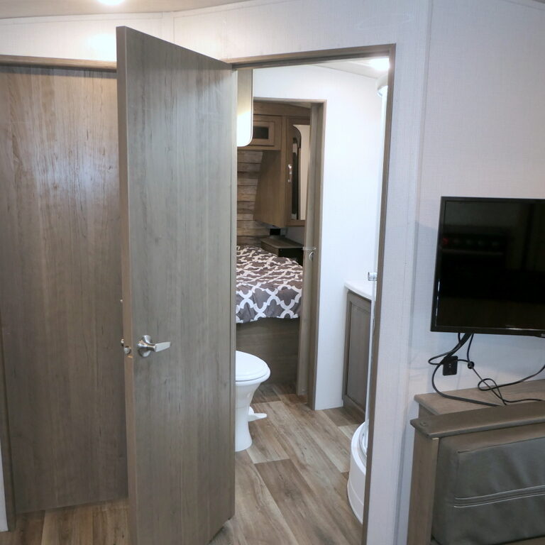 2021 Keystone COUGAR Half-Ton 24SABWE Travel Trailer, Slide-Out, Inverter, Very Clean!-Image