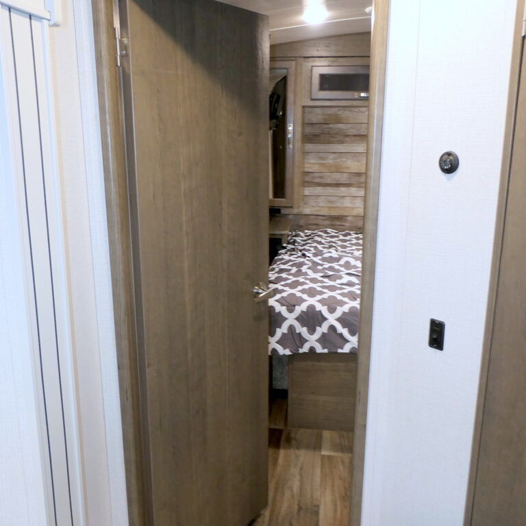 2021 Keystone COUGAR Half-Ton 24SABWE Travel Trailer, Slide-Out, Inverter, Very Clean!-Image